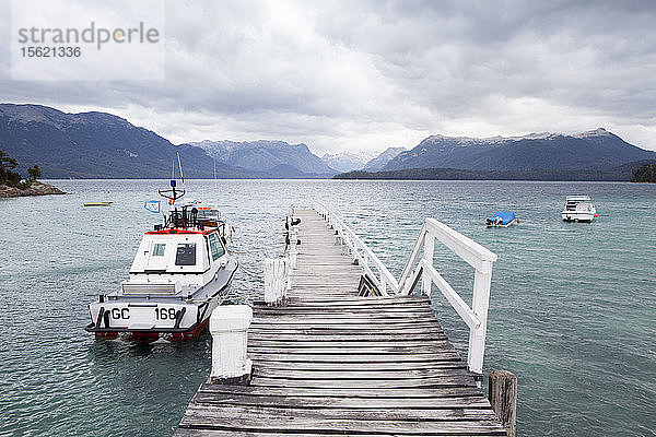 Eine hölzerne Anlegestelle am Lago Nahuelhuapi  Villa La Angostura  Patagonien  bietet ein paar kleinen Booten ein Zuhause