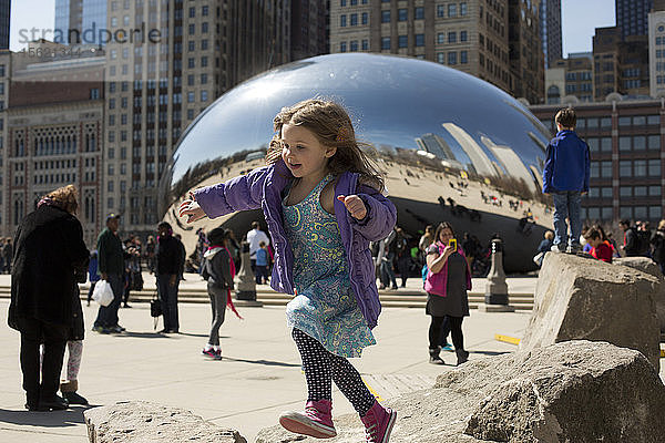 Fünfjähriges Mädchen  das in der Nähe von Cloud Gate  Chicago  Illinois  USA  spielt