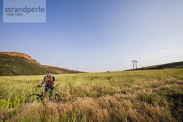Mountainbiker fährt auf dem Blue Sky Trail und trägt ein New Belgium Brewing Fahrradtrikot. Er ist in der Nähe der Kreuzung des Coyote Ridge Trail mit dem Blue Sky Trail  Fort Collins  Colorado.