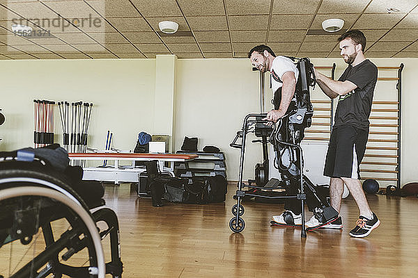 Physiotherapie-Sitzung für Menschen mit Behinderungen