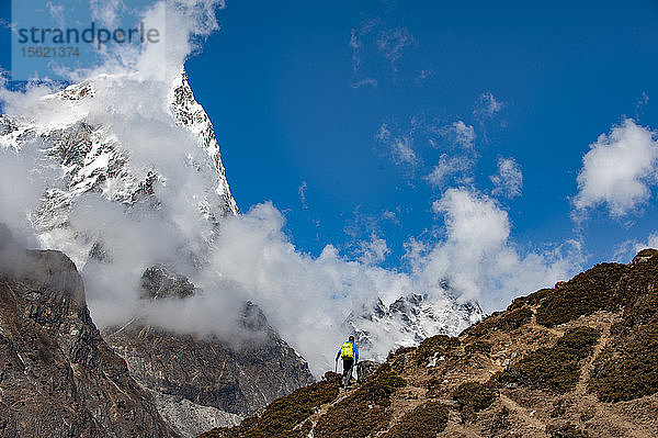 Rückansicht eines Mannes beim Wandern in der Nähe des Mount Everest  Dingboche  Khumbu  Solukhumbu District  Nepal
