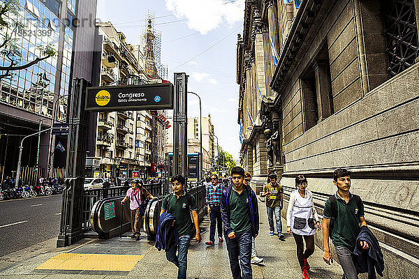 Straßenszene mit Fußgängern in der Nähe des Kongressgebäudes in Buenos Aires  Argentinien