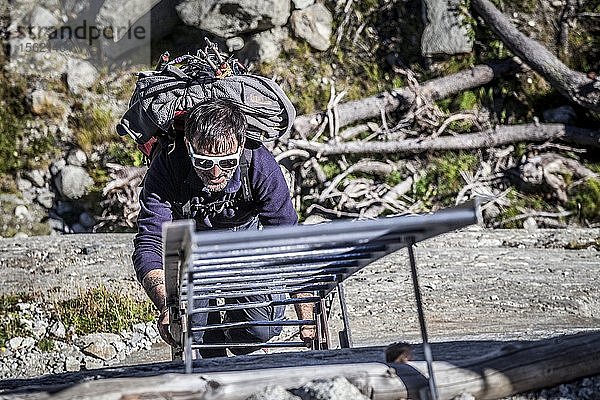 Jedes Jahr nehmen sich Bürgervereine wie der Club Alpin Francais oder die Mountain Riders Zeit  um die Abfälle zu beseitigen  die nach der Schneeschmelze auf dem Gletscher des Mer de Glace (Eismeer) in den französischen Alpen zurückbleiben.