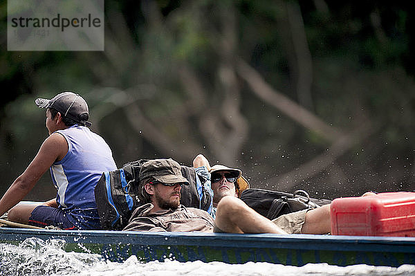 Männer entspannen sich auf einem Boot im Fluss  Staat Bolivar  Venezuela