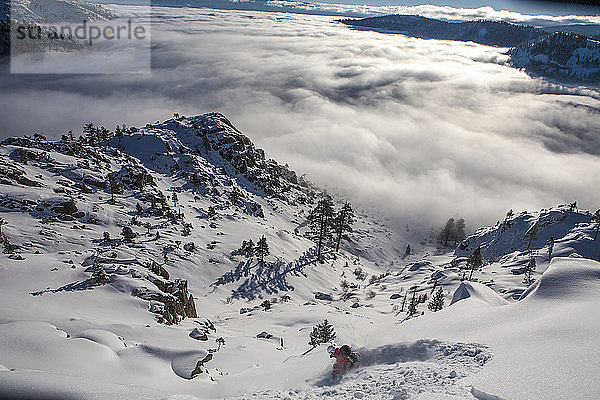 Skifahrer Abfahrt auf verschneiten Piste Region in Lake Tahoe  Kalifornien  verwenden