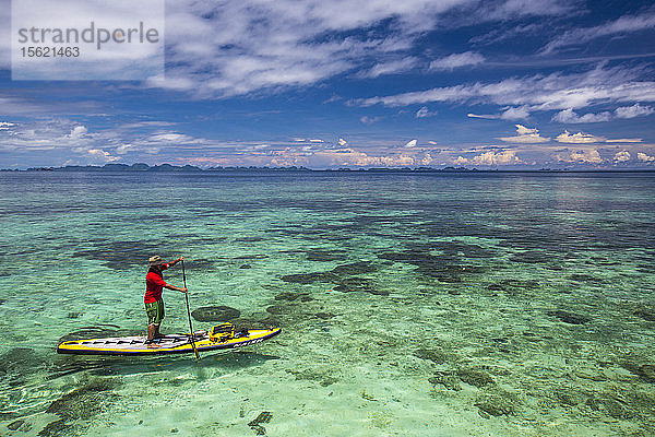 Seitenansicht eines Mannes beim Paddeln im Meer  Misool  Raja Ampat  Indonesien