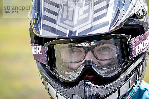 Kopfschuss eines Jungen mit Motorradhelm  der in die Kamera schaut