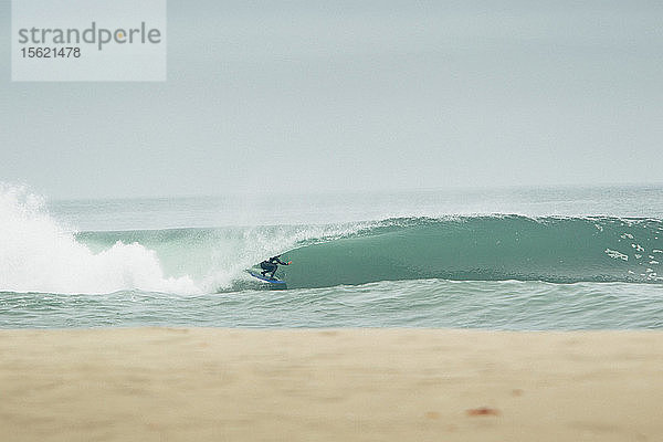 Profi-Surfer und Abenteurer Damien Castera wird in Namibia von einer Linkshänder-Welle umgerissen