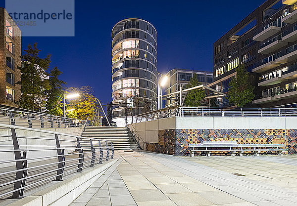 Moderne Stadtarchitektur am Dalmankai bei Nacht  HafenCity  Hamburg  Deutschland