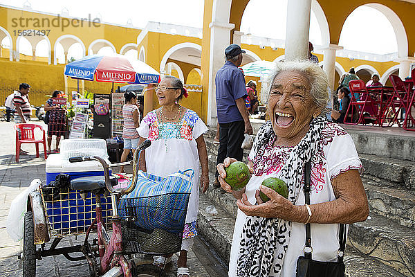 Lachende einheimische Frauen auf dem Markt  Izamal  Yucatan  Mexiko
