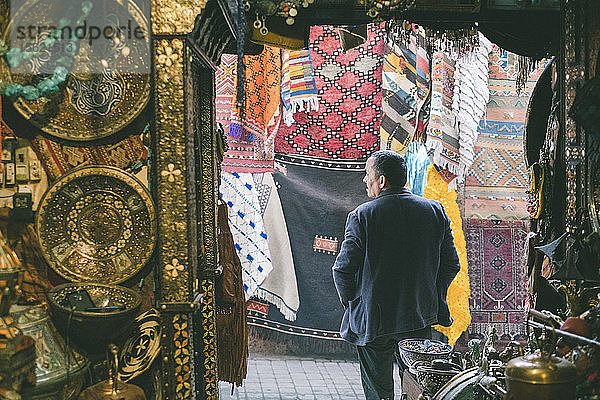 Ladenbesitzer vor der Tür eines Souvenirladens in der Medina  Marrakesch  Marokko