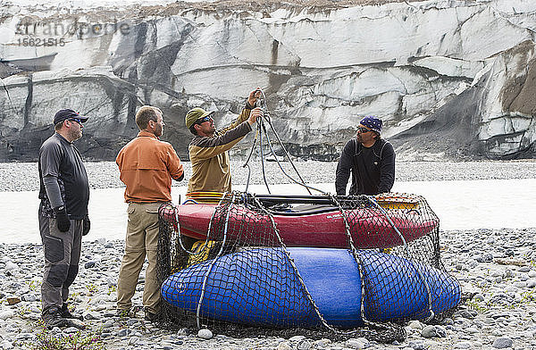 Flößer bereiten ein Frachtnetz für die Hubschrauberüberführung über den Tweedsmuir-Gletscher vor