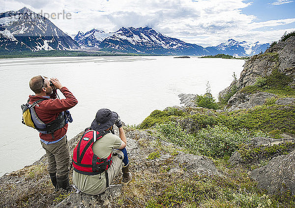 Rafters Blick durch den Feldstecher über das Ufer des Alsek Flusses