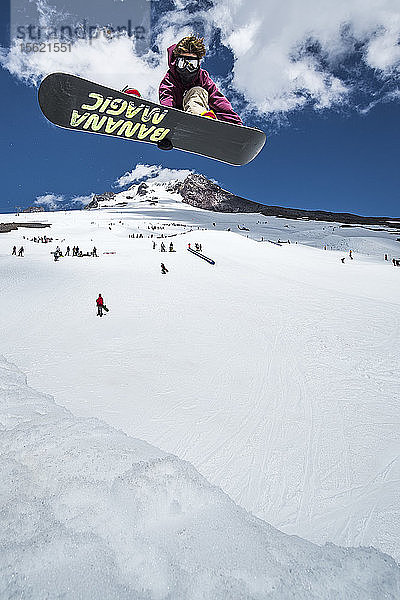 Ein Snowboarder in einer Quarterpipe beim Sprung über den Mt. Hood