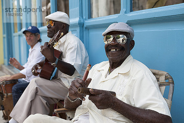 Musiker spielen für Touristen in der Straße La Havana Vieja (Alt-Havanna)  Kuba