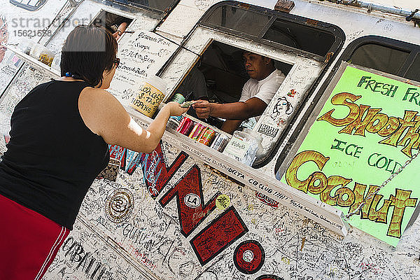 Berühmtes Graffiti auf Giovanni's Shrimp Truck in der Stadt Kahuku