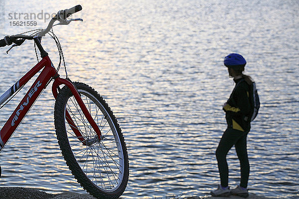 Mountainbiker im San Juan Stausee stehend