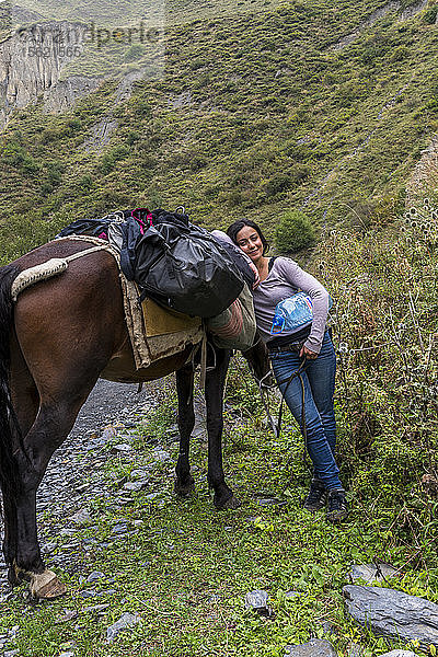 Frau entspannt sich mit Pferd in der Republik Georgien