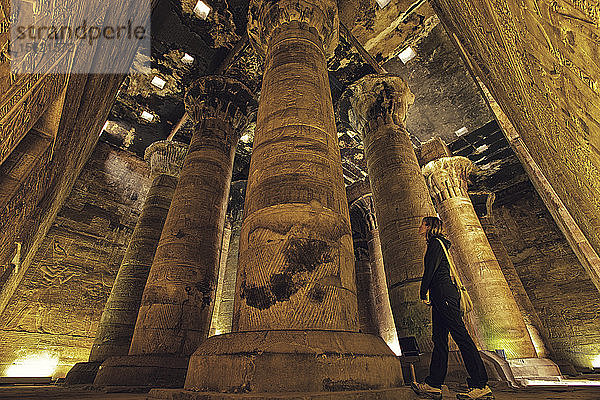 Person bei der Erkundung des Horus-Tempels in Edfu  Ägypten