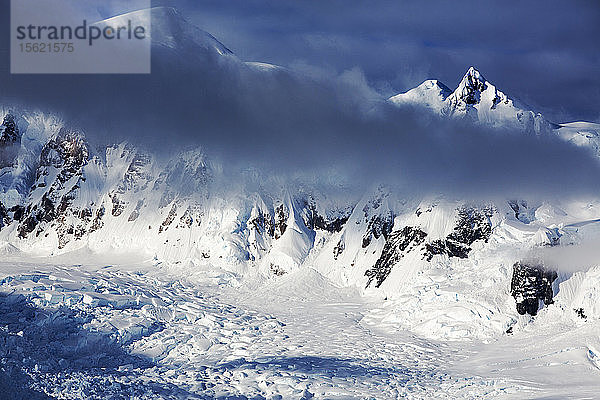 Atemberaubende Küstenlandschaft unterhalb des Mount Walker in der Paradise Bay vor Graham Land auf der Antarktischen Halbinsel. Die Halbinsel ist einer der Orte auf der Erde  die sich am schnellsten erwärmen.