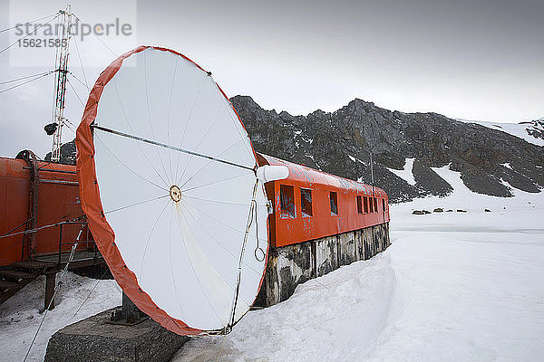 Base Orcadas ist eine argentinische Wissenschaftsstation in der Antarktis und die älteste noch in Betrieb befindliche Station in der Antarktis. Sie befindet sich auf Laurie Island  einer der Süd-Orkney-Inseln  direkt vor der Antarktischen Halbinsel. Die antarktische Halbinsel ist einer der Orte auf der Erde  die sich am schnellsten erwärmen.