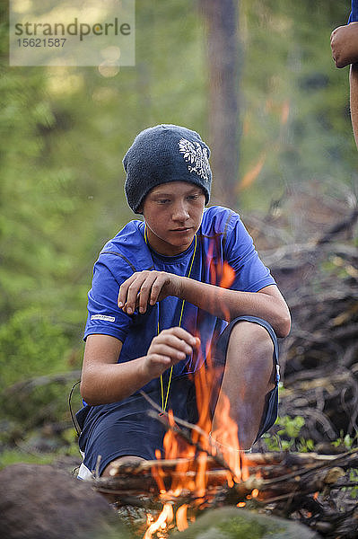 Ein Junge macht ein Feuer  um sich auf die Übernachtung im Freien vorzubereiten und das WIlderness Survival Merit Badge zu erwerben. Dies geschieht am Ende der sechstägigen Rucksacktour von Troop 693 durch das High Uintas Wilderness Area  Uintas Range  Utah