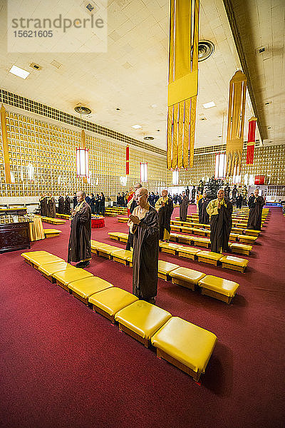 Foto von betenden Mönchen in der Juwelenhalle der 10.000 Buddhas in der Stadt der Zehntausend Buddhas in Ukiah  Kalifornien  USA