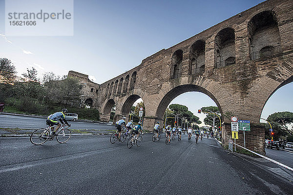 Beim Granfondo Campagnolo Roma treten die Radfahrer in die Pedale und tauchen ein in die Geschichte und die herrliche Kulisse des Kolosseums und des Forum Romanum. Die Gruppe fährt dann durch Piazza Venezia  Vittorio Emanuele Monument  das Kapitol  Circus Maximus und Appia Antica  die aus der Stadt führt.