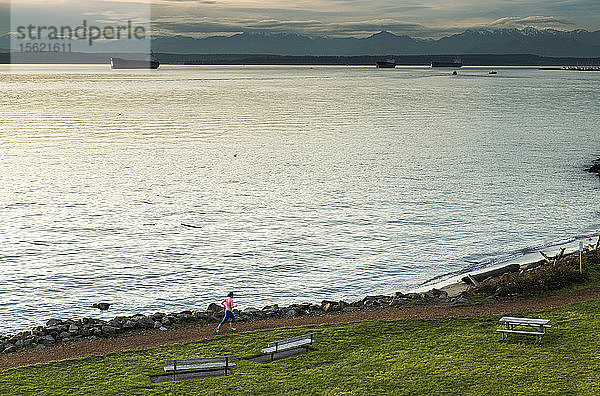 Mann joggt entlang des Puget Sound  Seattle  Bundesstaat Washington  USA