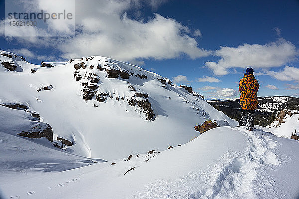 Rückansicht von Snowboarder stehend auf verschneiten Berg
