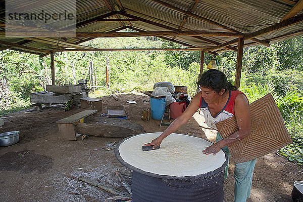 Frau beim Kochen von Maniokmehl im Freien  Bolivar State  Venezuela