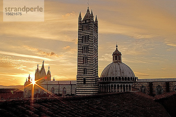 Die Kathedrale von Siena (Duomo) bei Sonnenuntergang fast als Silhouette.