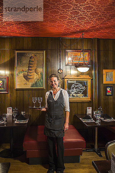 Porträt einer stehenden Kellnerin mit einem Tablett mit Weingläsern  Shasta  Kalifornien  USA