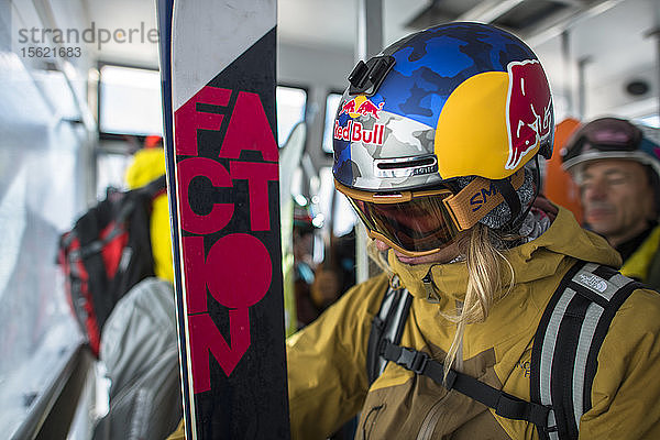Profi-Skifahrer in Skibekleidung  Monterosa-Skigebiet in Gressoney  Aosta  Italien