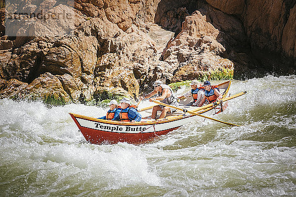 Ein Ruderboot fährt durch die Granite Rapid  Colorado River  Grand Canyon National Park  Arizona  USA