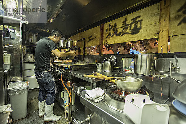 Seitenansicht eines Arbeiters beim Kochen in einem Ramen-Laden  Tokio  Japan