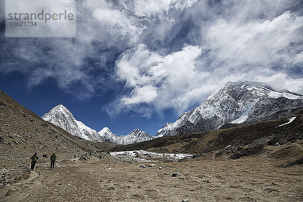 Zwei Bergsteiger wandern in Gorak Shep durch das Khumbu-Tal