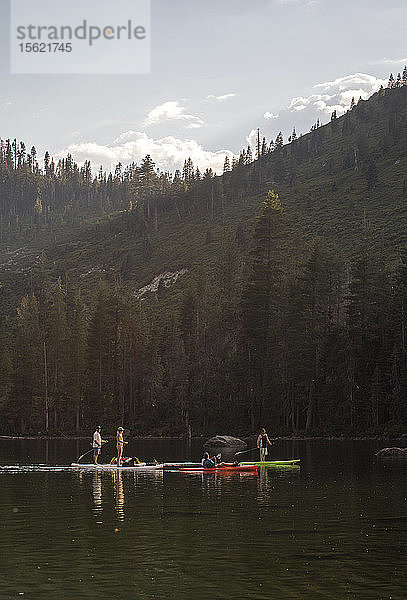 Entfernte Ansicht einer Gruppe von Paddlern auf einem See  Shasta  Kalifornien  USA