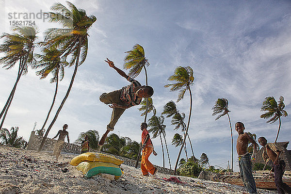 Weil Kinder keine Spiele haben  um am Strand von Matemwe  Sansibar  zu springen