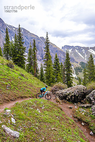 Mountainbikerin in malerischer Landschaft fährt bergab auf dem Ice Lakes Trail  USA