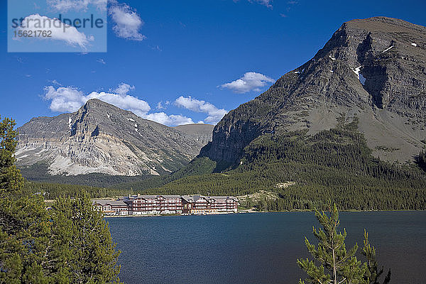 Das Many Glacier Hotel im Glacier National Park liegt am Swiftcurrent Lake  der Quelle des Swiftcurrent River.