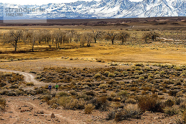 Mann und Frau beim Trailrunning im Owens Valley