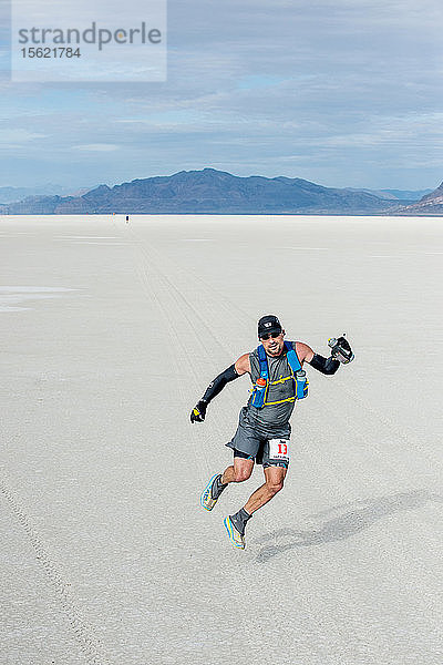 Ein männlicher Athlet läuft über die Bonneville Salt Flats während des Salt Flats 100 in Bonneville  Utah.