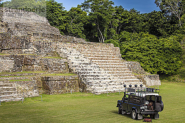 Alter Land Rover bei Maya-Ruinen in Belize