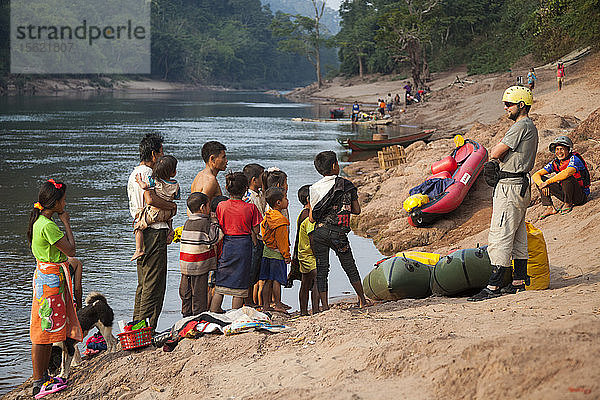Robert Hahn (vorne) und Mung ziehen ein großes Publikum neugieriger Einheimischer am Ufer des Nam Ou-Flusses in Ban Phu Muang  Laos  an.