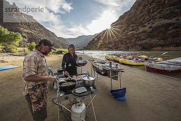 Zwei Rafting-Führer kochen eine Mahlzeit im Camp während einer Rafting-Tour auf dem Green River  Abschnitt Desolation/Gray Canyon  Utah  USA