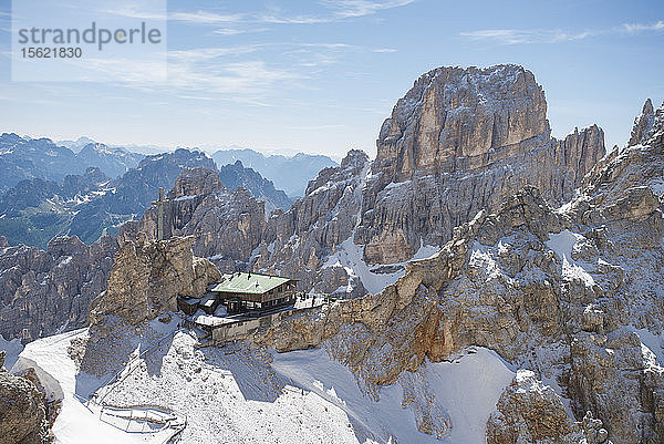 Blick auf das Rifugio Lorenzi auf der Forcella Staunies in der Monte Cristallo-Kette in den Dolomiten  Italien