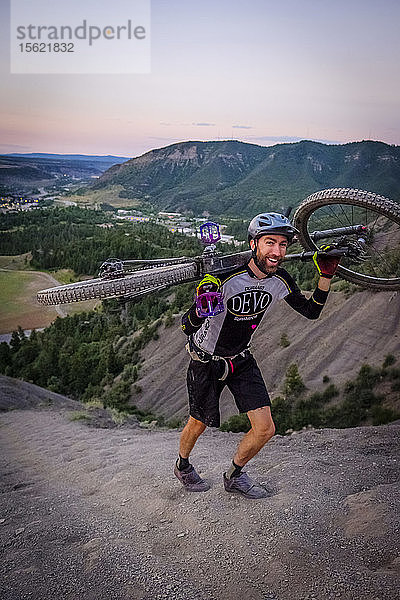 Männlicher Mountainbiker in malerischer Landschaft wandert auf dem Hogs Back in der Nähe von Durango  Colorado  USA