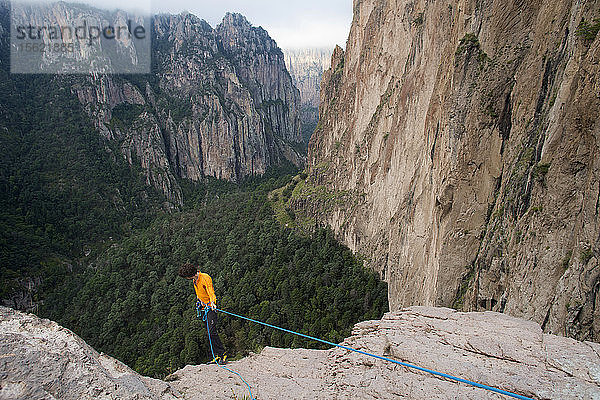 Ein Franzose erkundet die Kletterrouten auf dem Gipfel der Basaseachic-Wasserfälle in Chihuahua  Mexiko