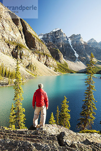 Der Moraine Lake in den kanadischen Rockies ist einer der malerischsten und schönsten Orte in den gesamten Rocky Mountains. Die grün-blaue Farbe des Wassers wird durch Gesteinsmehl verursacht  das von Gletschern stammt und verschiedene Farbwellenlängen reflektiert.